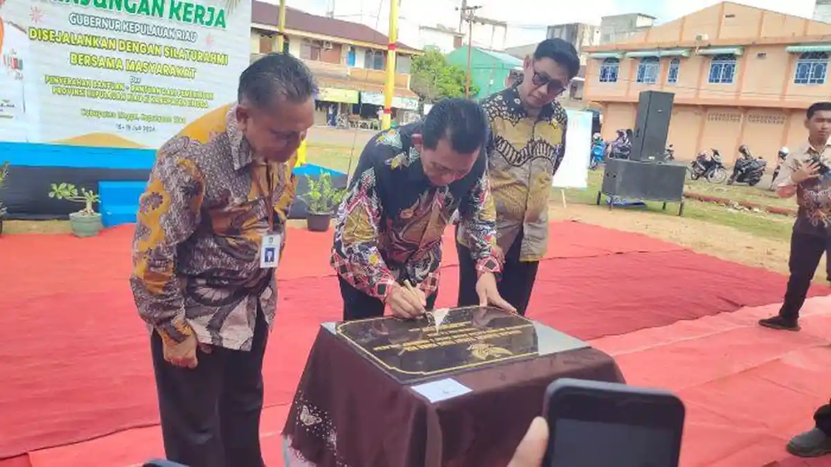 Gubernur Kepri Ansar Ahmad di Lingga Resmikan Ruang Kelas Baru