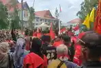 Ratusan-anggota-Ormas-demo-depan-kantor-Bupati-Kolaka-Sultra-tuntut-aturan-soal-tenaga-kerja-lokal.jpg