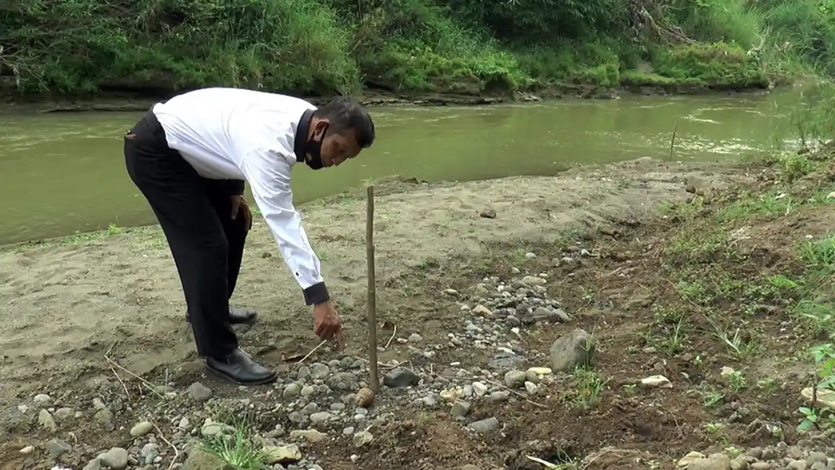 Warga Temukan Granat Nanas di Tepian Sungai Blorong Kaliwungu Kendal, Kondisinya Berkarat