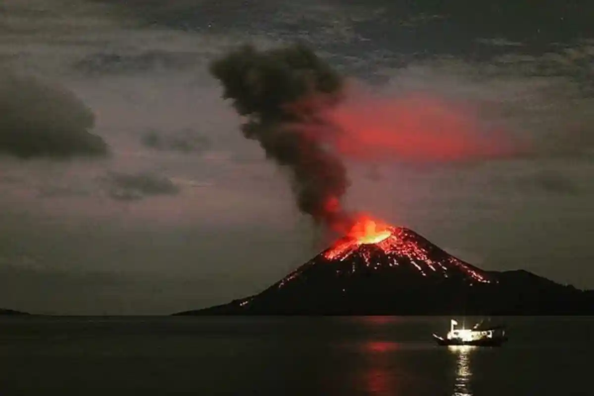 Gunung Anak Krakatau Kembali Semburkan Lava Pijar, Gempa Embusan Tercatat 9 Kali