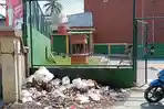 Sampah-menumpuk-di-depan-pintu-Lapangan-Bola-Basket-Majene.jpg