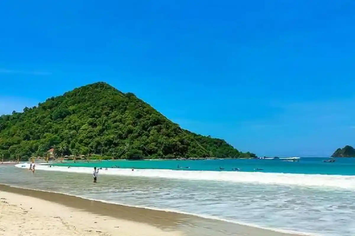Indahnya Pantai Selong Belanak: Wisata Favorit Emil Audero di Lombok Tengah