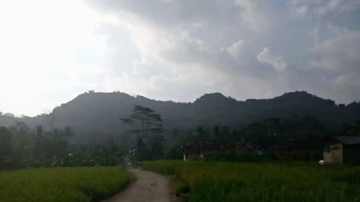 Ada di Sesar Aktif Cimandiri, Warga Menolak Penambangan Batu di Gunung Lisung