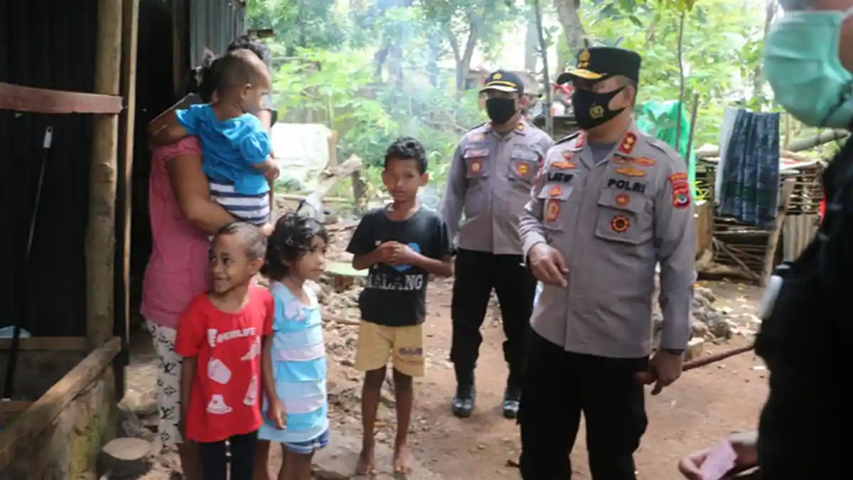 Prihatin Dengan Kondisi Warga, Kapolda NTT Salurkan Bantuan Kemanusiaan