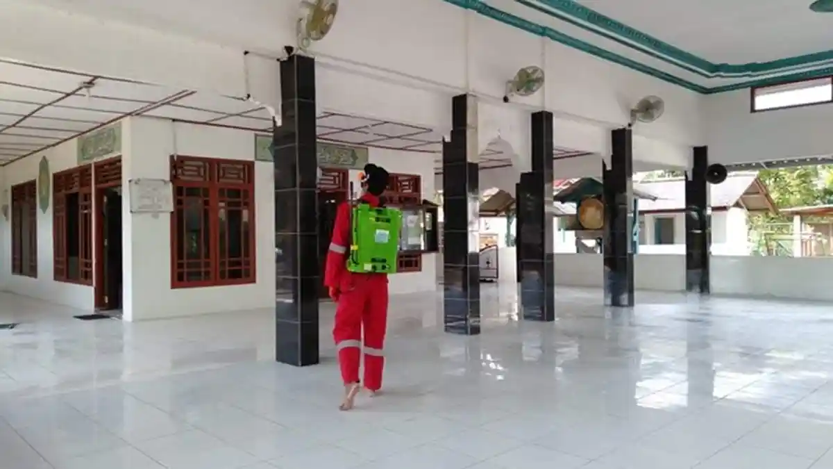 PASKAS Babel Semprotkan Disinfektan ke Masjid di Muntok, Informasi Penyemprotan Hubungi Nomor Ini
