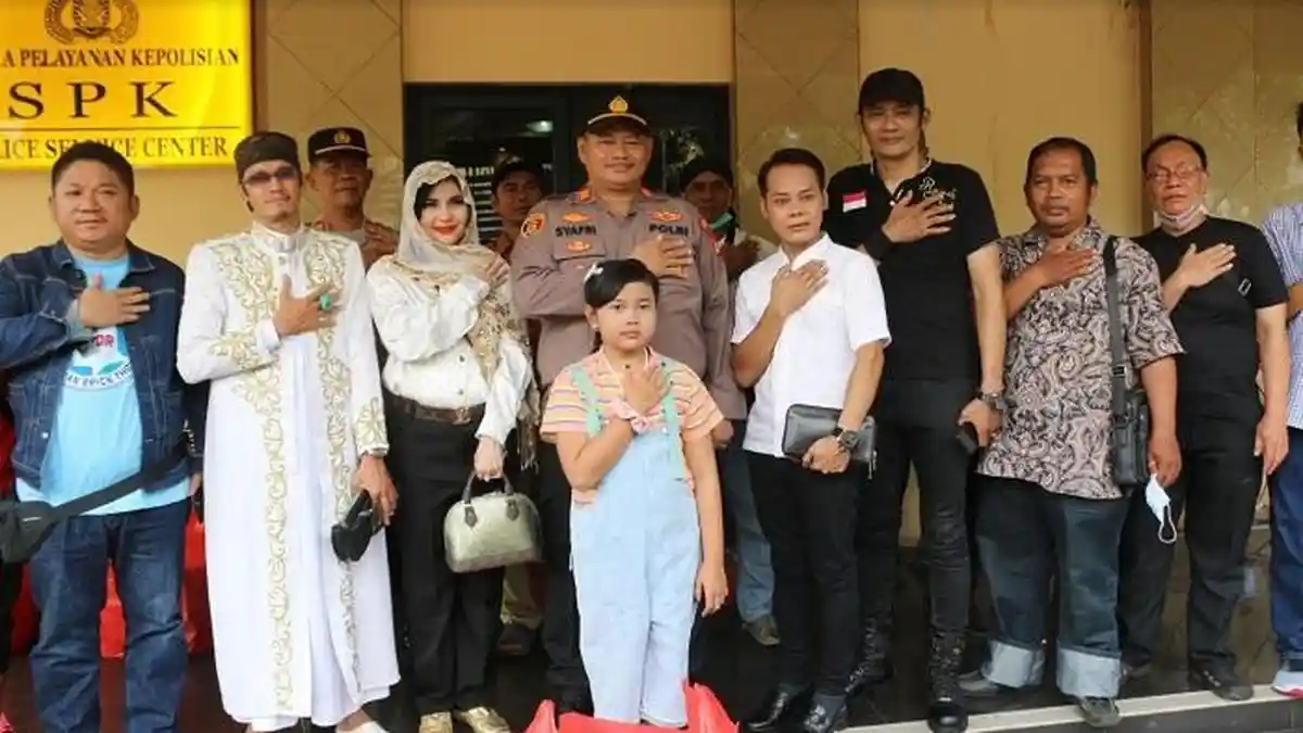 Eko Mega Bintang Bersama Rekan Artis dan Kapolsek Kalideres Berbagi 5000 Takjil