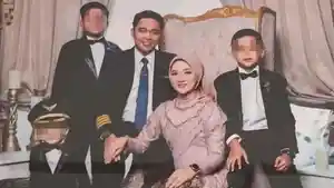 Foto-almarhum-Capt-Marindra-Wibowo-bersama-istri-dan.jpg