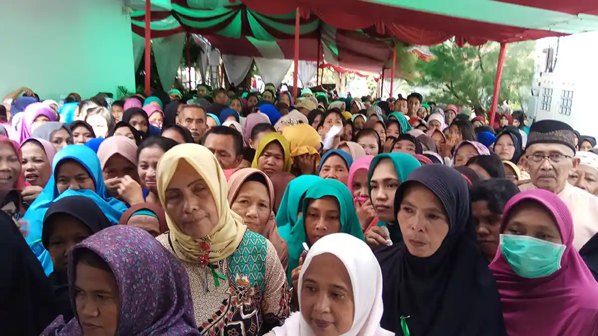Warga Berdesakan Antri Bahan Pokok dan Uang di Rumah Jabatan Wali Kota