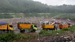 Pengiriman-sampah-ke-Tempat-Pembuangan-Akhir-TPA-Sarimukti-K.jpg
