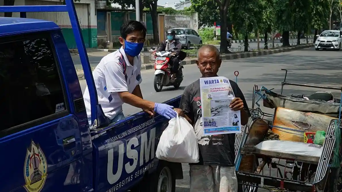 Ringankan Beban Warga Terdampak Corona, USM Semarang Bagikan Paket Sembako