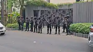 DIKAWAL-BRIMOB-BERSENJATA-KPK-menggeledah-rumah-Silmy-Karim.jpg