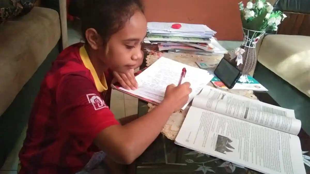 Siswa SMA di Sikka Setiap Hari Kerja Tugas Secara Online dari Rumahnya