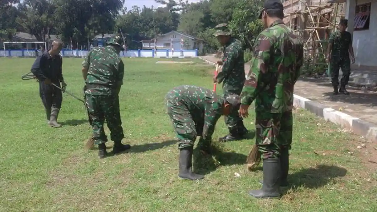 Lapangan Upacara Penutupan TMMD Pemalang Disterilkan Dari Sampah
