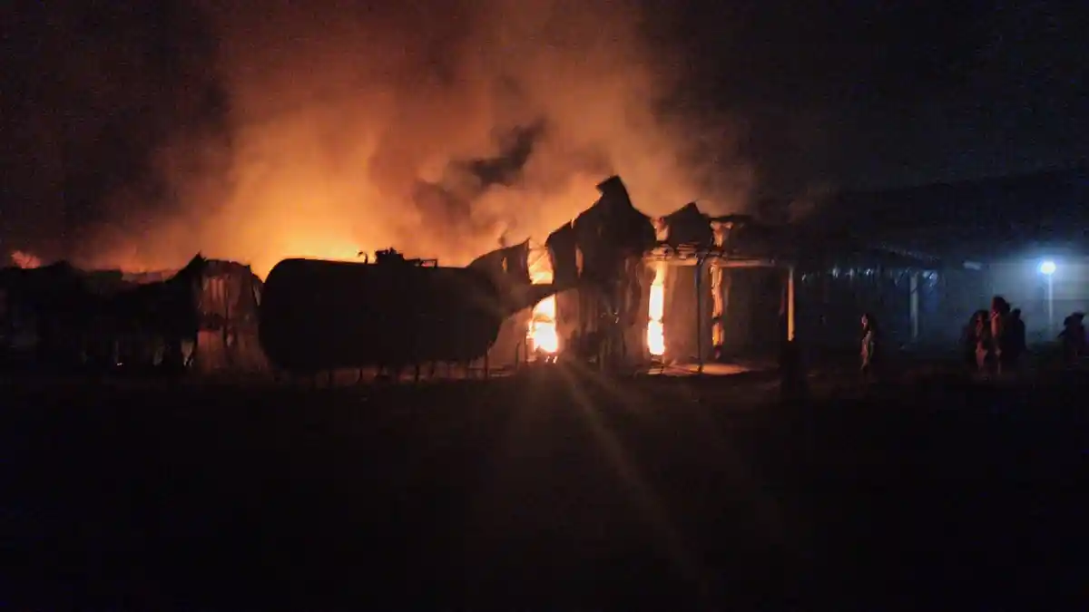 KEBAKARAN di Tanjung Morawa Tadi Malam, Pabrik Kayu STI Terbakar, Api Muncul dari Gudang Thinner