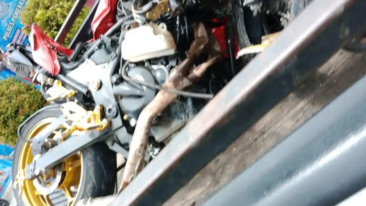 Ngebut, Remaja Pengendara Ninja Tewas Tabrak Dump Truk Muatan Pasir di Jalur Pamekasan-Sumenep