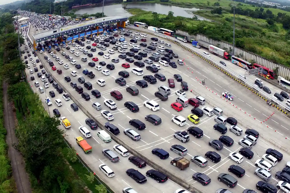 Sempat Macet, Kemenhub Sebut Jalan Tol Jakarta-Cikampek Sudah Kondusif dan Lancar
