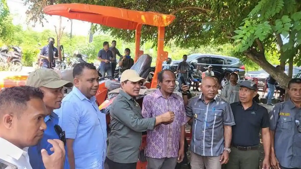 Wakil Ketua Komisi IV DPR RI Ahmad Yohan Serahkan Alsintan di Lembata NTT