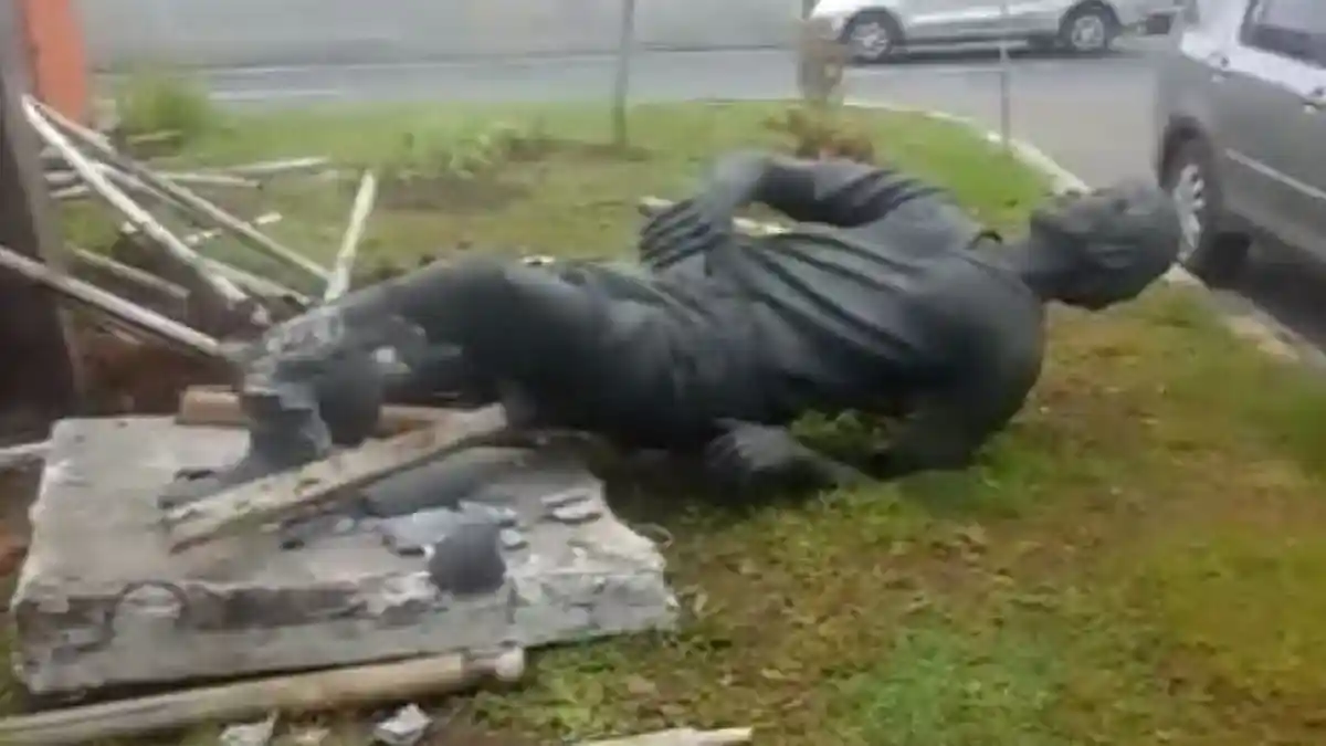 Rencananya Akan Dipindah, Patung Legenda PSIS Semarang Ribut Waidi Malah Ambruk
