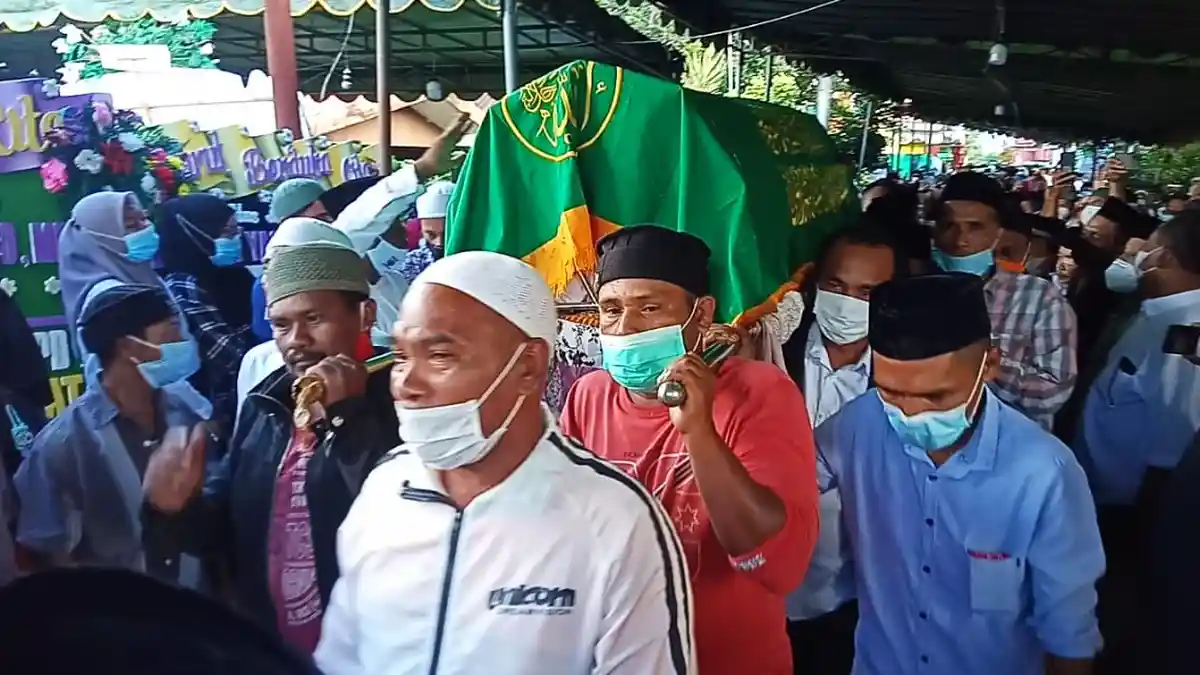 Pemakaman Bupati Yasin Payapo Tanpa Protokol Kesehatan, Ini Tanggapan Warga