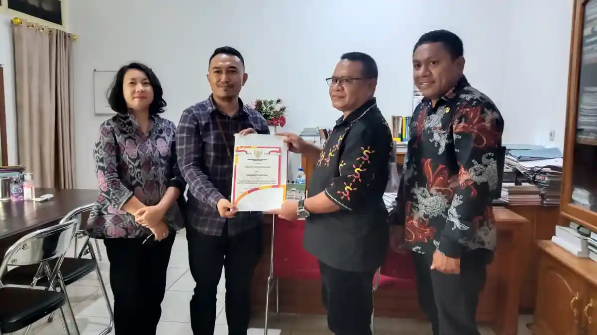 Pemda Flores Timur Terima Piagam Penghargaan dari Menteri Hukum dan HAM
