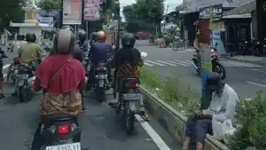 Pengemis-berpura-pura-stroke-sedang-mangkal-di-selatan-bundaran-atau-depan.jpg