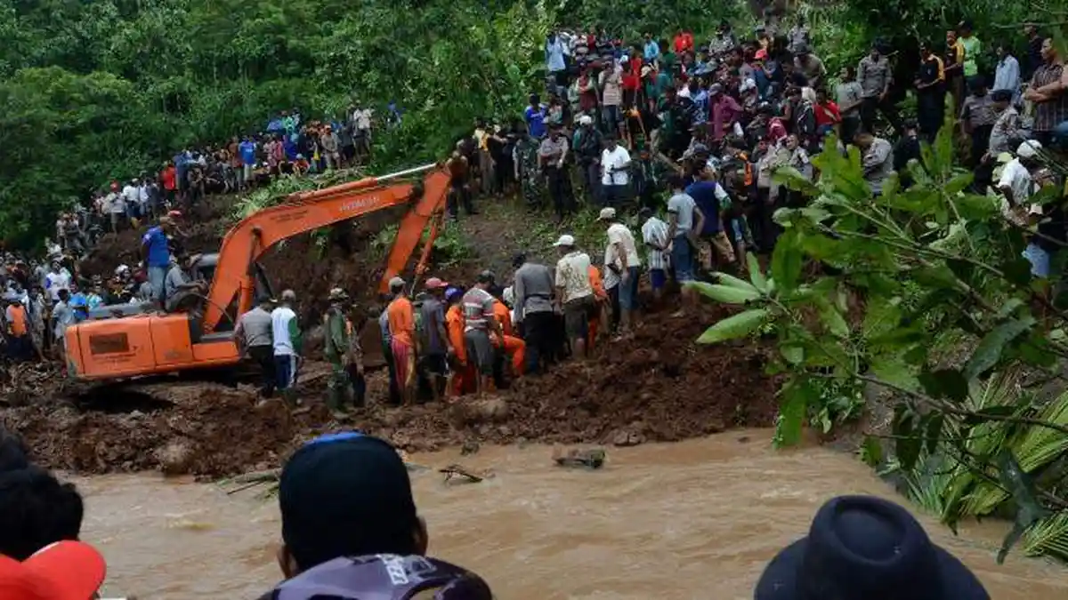 Meski Malam, Pencarian Korban Longsor Masih Berlanjut