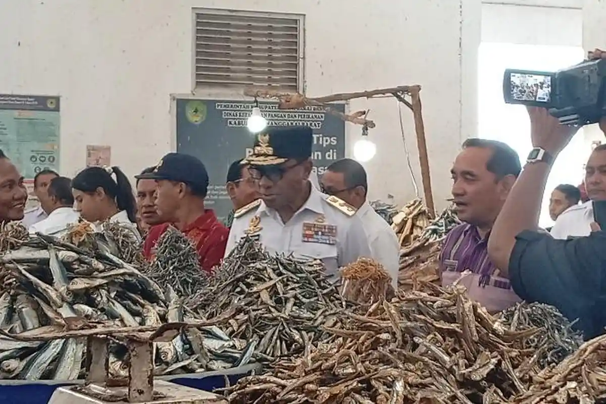 Cicip Ikan Teri di TPI Labuan Bajo, Wakil Gubernur NTT Johanis Asadoma Rencana Ikut Berbisnis