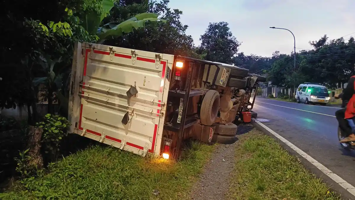 Kecelakaan di Ciamis, Truk Bermuatan Kain Terguling di Cijeungjing, Akibat Hindari Tabrakan
