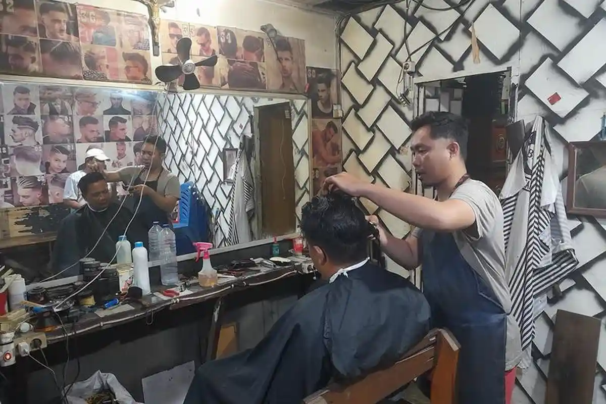 Kisah Atang, Tukang Gunting Rambut Malam Hari di Minut, Pernah Cat Rambut Pelanggan Dini Hari