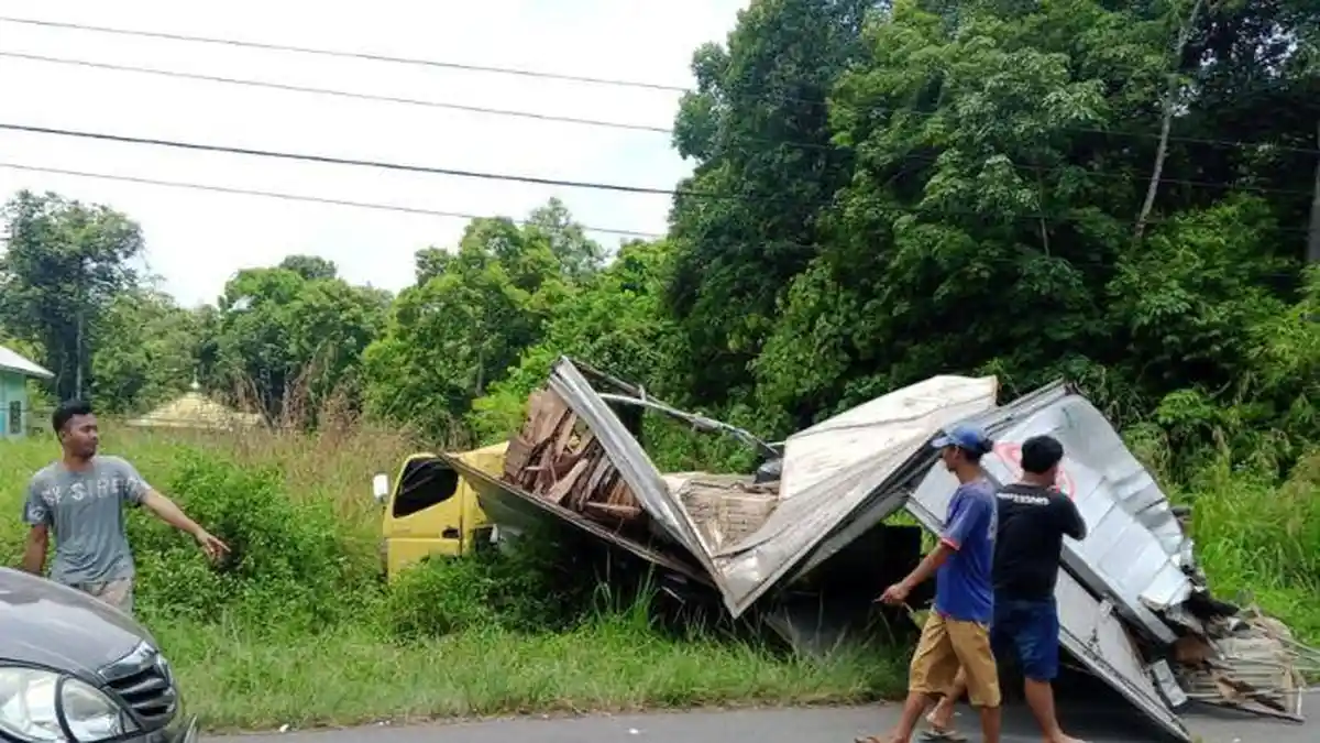 2 Mobil Box Tabrakan di Musi Rawas, 1 Orang Luka Parah, Kendaraannya Ringsek