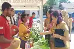 Para-ASN-tampak-berbelanja-kebutuhan-pokok-dan-sayur-sayuran-di-stan-Bazar-Murah-kota-kupang.jpg