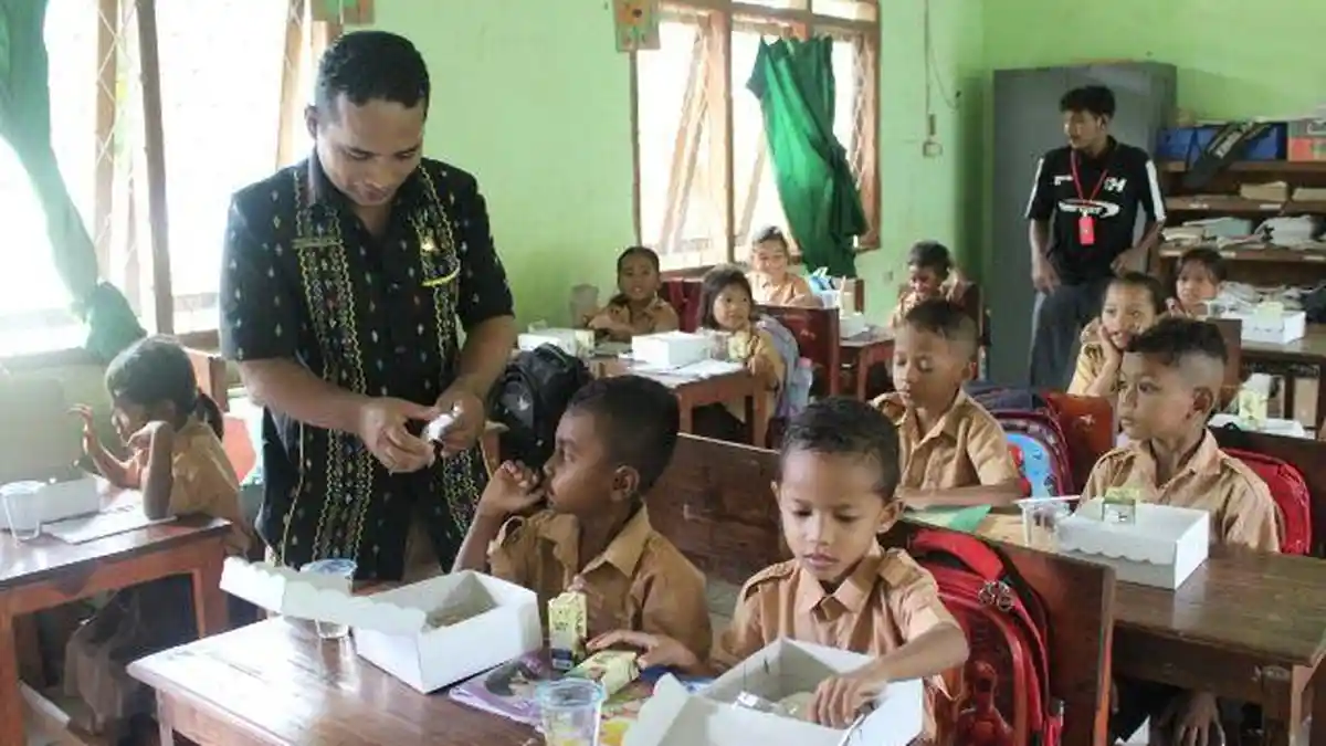 Hari Bhakti Imigrasi ke-75, Imigrasi Labuan Bajo Beri Makanan Sehat ke Anak Sekolah