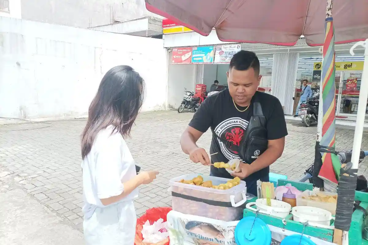 Dulu hanya Laku 5 Tusuk Kini Sehari Laku 1000, Kisah Adi Penjual Bakso Tusuk Viral di Manado