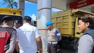 Personel-Polres-Balangan-memantau-distribusi-BBM-bersubsidi.jpg