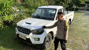 KECELAKAAN-Polisi-saat-menunjukkan-mobil.jpg