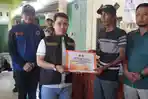 Bupati-Mojokerto-Muhammad-Albarraa-menyalurkan-bantuan-sembako.jpg