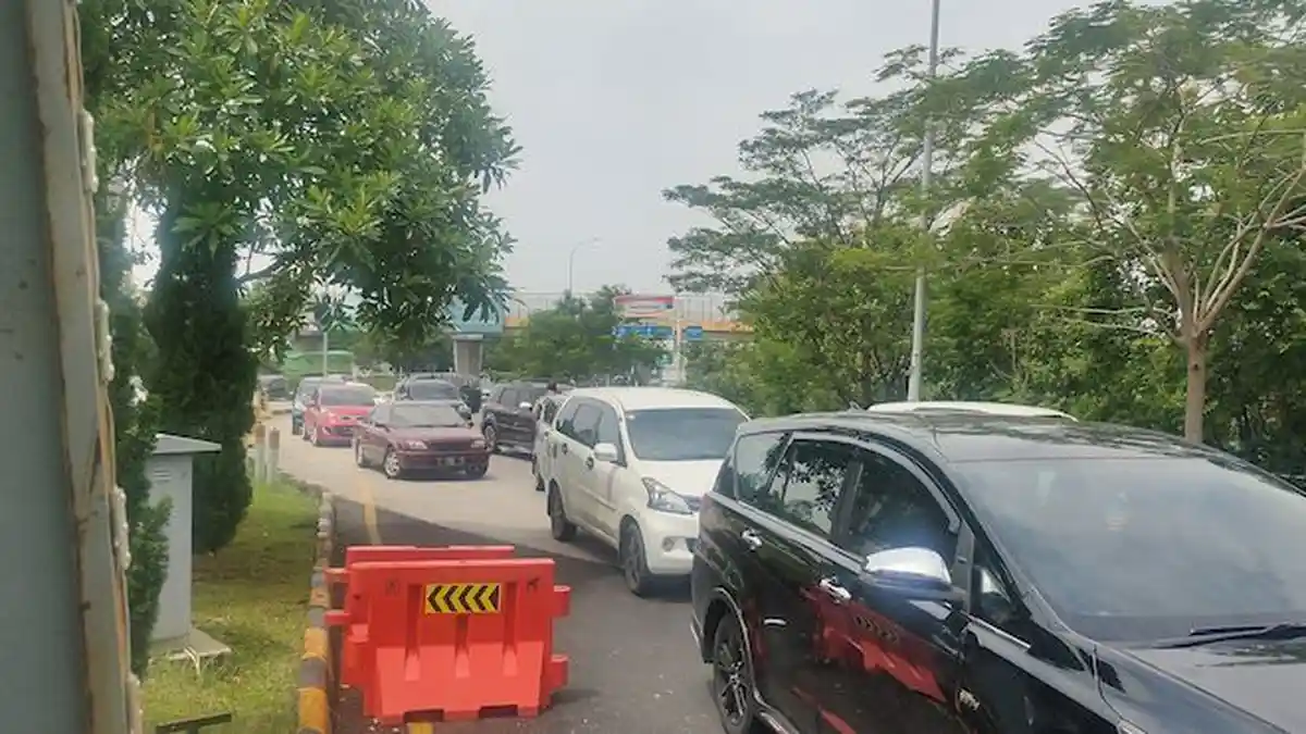 H-1 Libur Natal, Rest Area KM 166 Tol Cipali Majalengka Makin Ramai, Antrean Terjadi di Pintu Masuk
