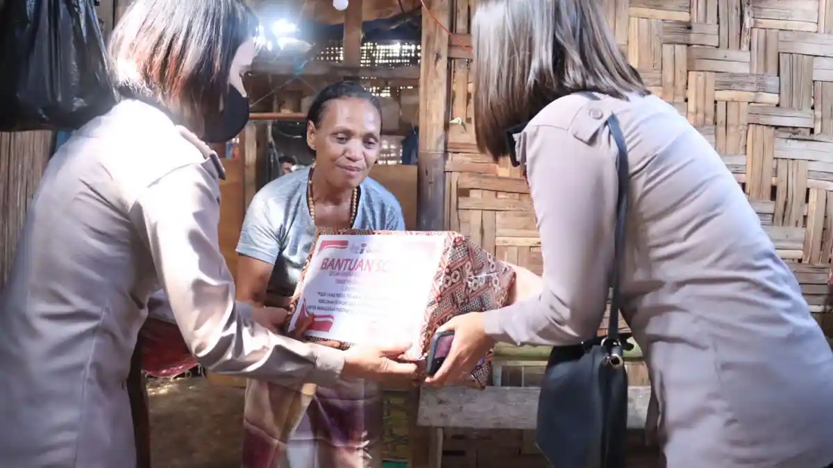 HUT Polwan Ke-74, Dipimpin Kapolres Manggarai Timur Polwan Berbagi Kasih Dengan Warga Kurang Mampu