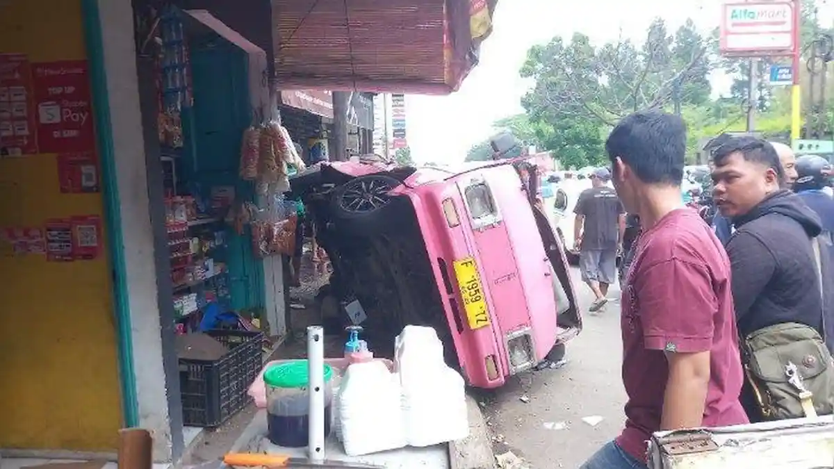 Seorang Pedagang Cakue Tewas dalam Kecelakaan Maut Mobil Expander Tabrak Angkot di Sukabumi