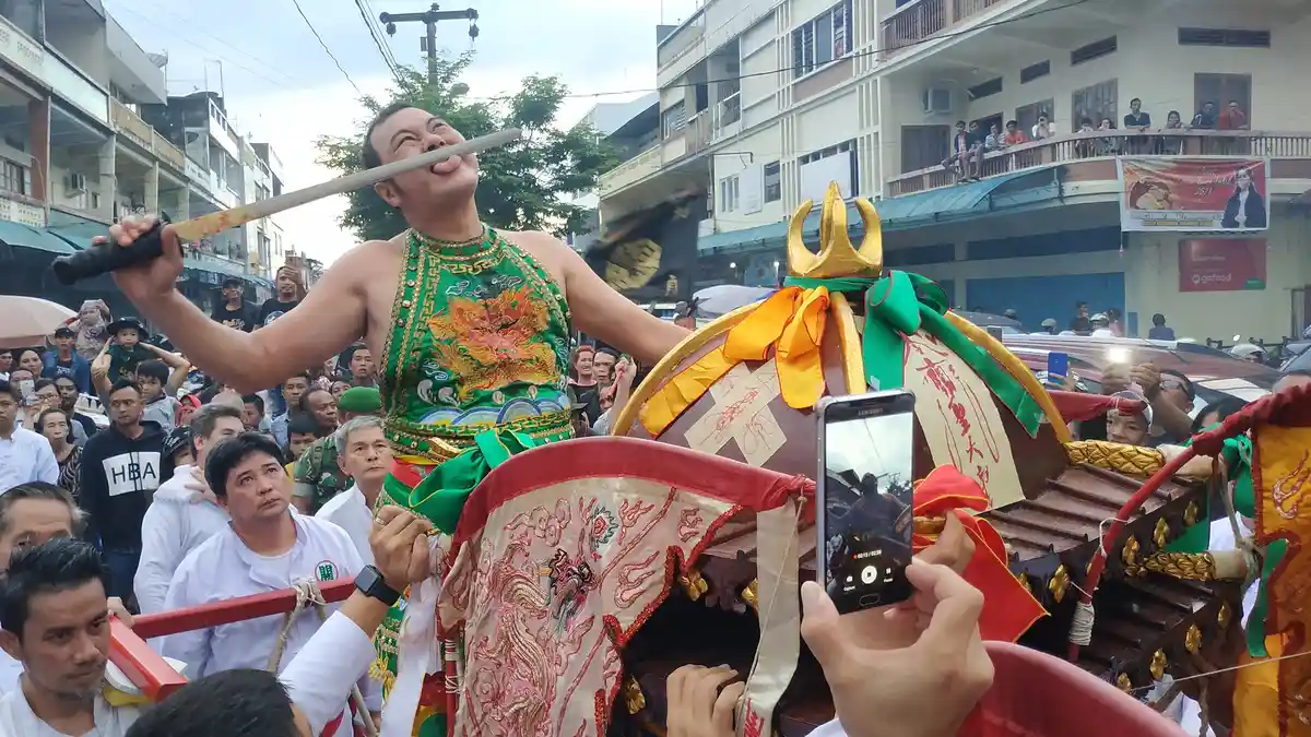 Hanya Ada di Cap Go Meh Manado, Kabasaran dan Musik Bambu Kolaborasi dengan Barongsai - aksi-para-tangsin-dalam-cap-go-meh-di-manado-sabtu-08022020.jpg