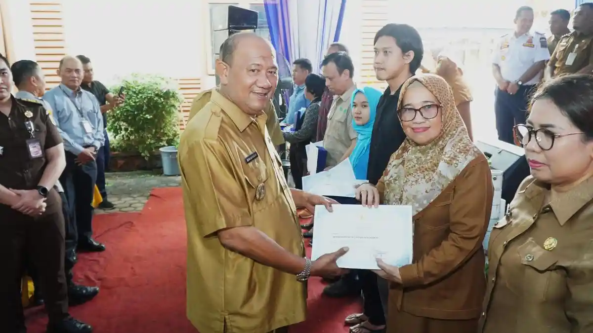 Syah Afandin Serahkan Penghargaan Prestasi Pencapaian PAD Langkat, Begini Penjelasannya