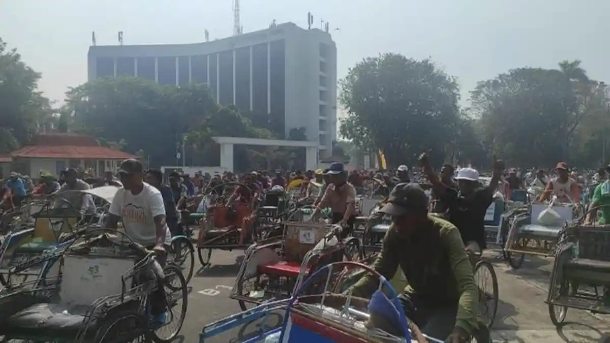 Rayakan HUT ke – 53, Petrokimia Gresik Berbagi Berkah untuk 530 Abang Becak