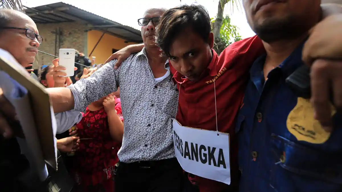 Andi Lala, Otak Pembunuhan Satu Keluarga di Medan Dihajar Massa Saat Jalani Reka Ulang