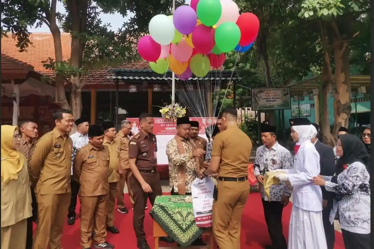 Hari Guru 2024 di Gresik Diperingati Deklarasi Save Guru, Bupati Gresik: Muliakanlah Guru