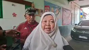 Kepala-SMPN-13-Kota-Bekasi-Tetik-Atikah.jpg