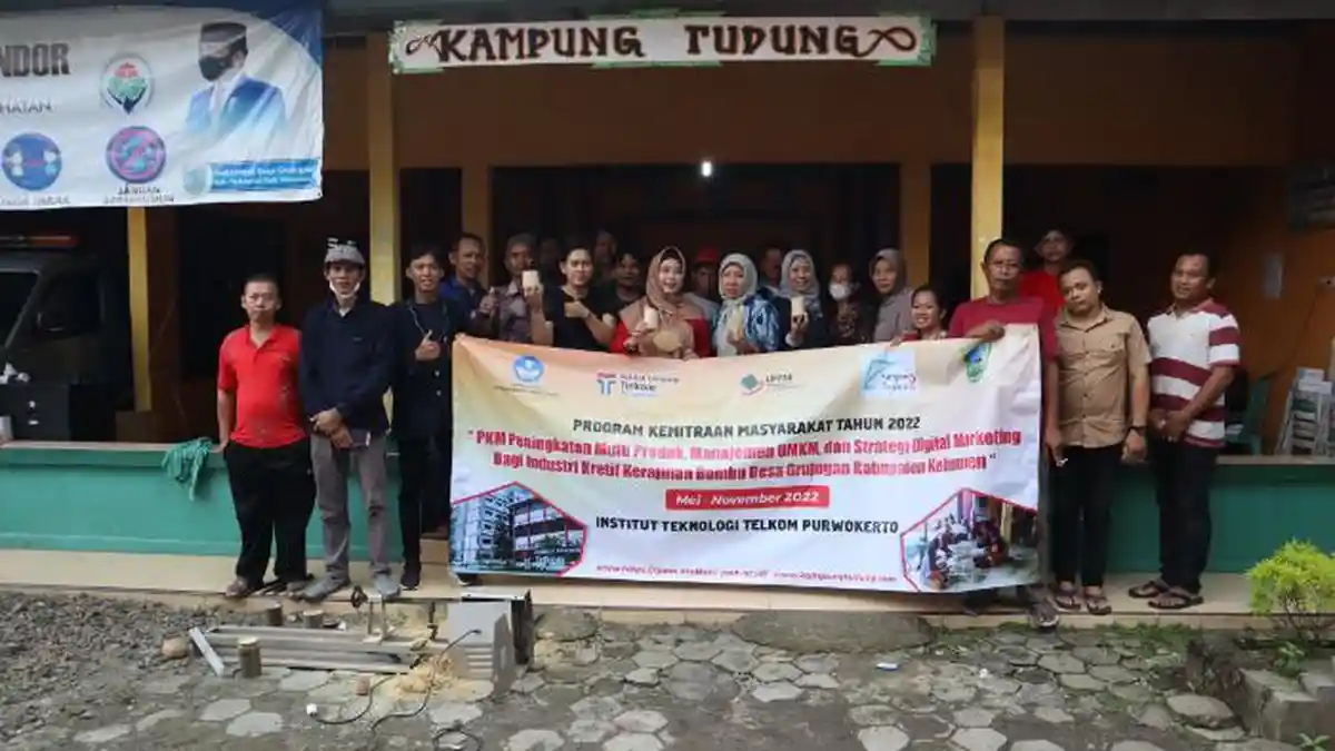IT Telkom Purwokerto dan Desa Grujugan Kebumen Laksanakan Program Kemitraan Masyarakat