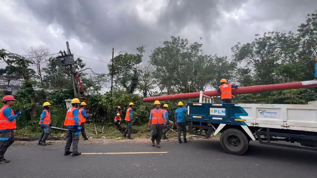 Waspada Cuaca Badai Bengkulu, PLN Gerak Cepat Pulihkan Listrik