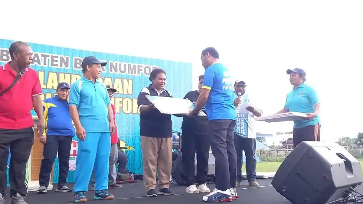 Dispora Biak Numfor Salurkan Bantuan Peralatan Olahraga Untuk Sekolah dan Komunitas