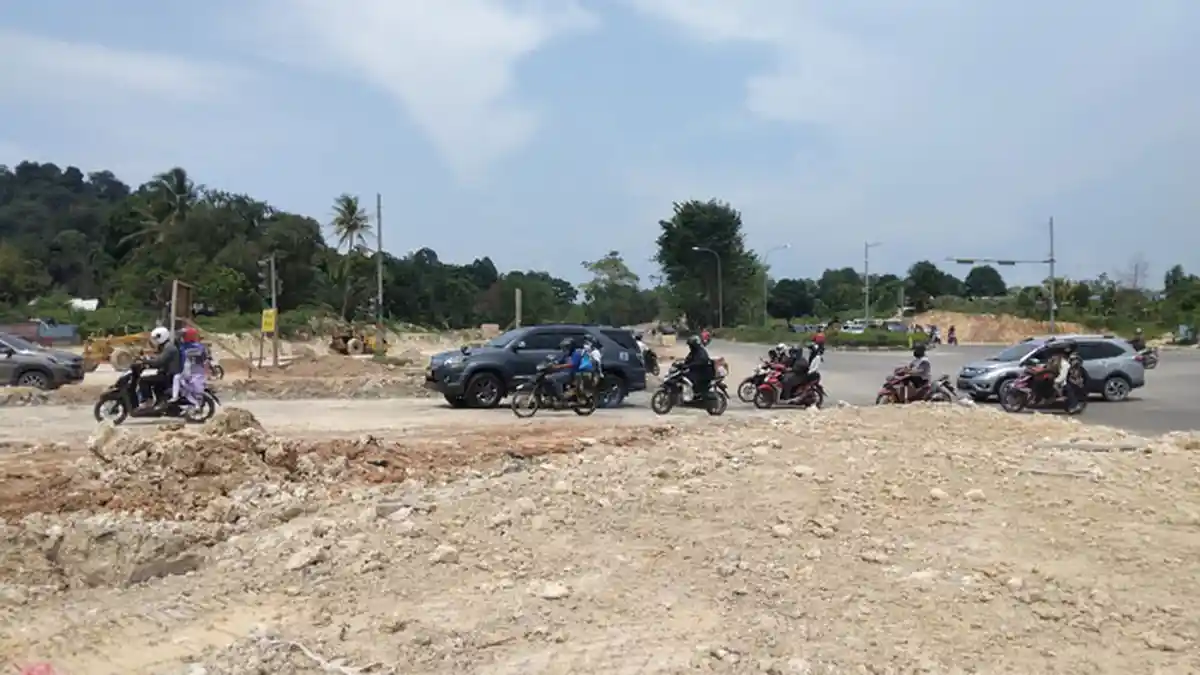 Simpang Basecamp Batam Imbas Proyek Jalan, Panas Berdebu, Hujan Licin