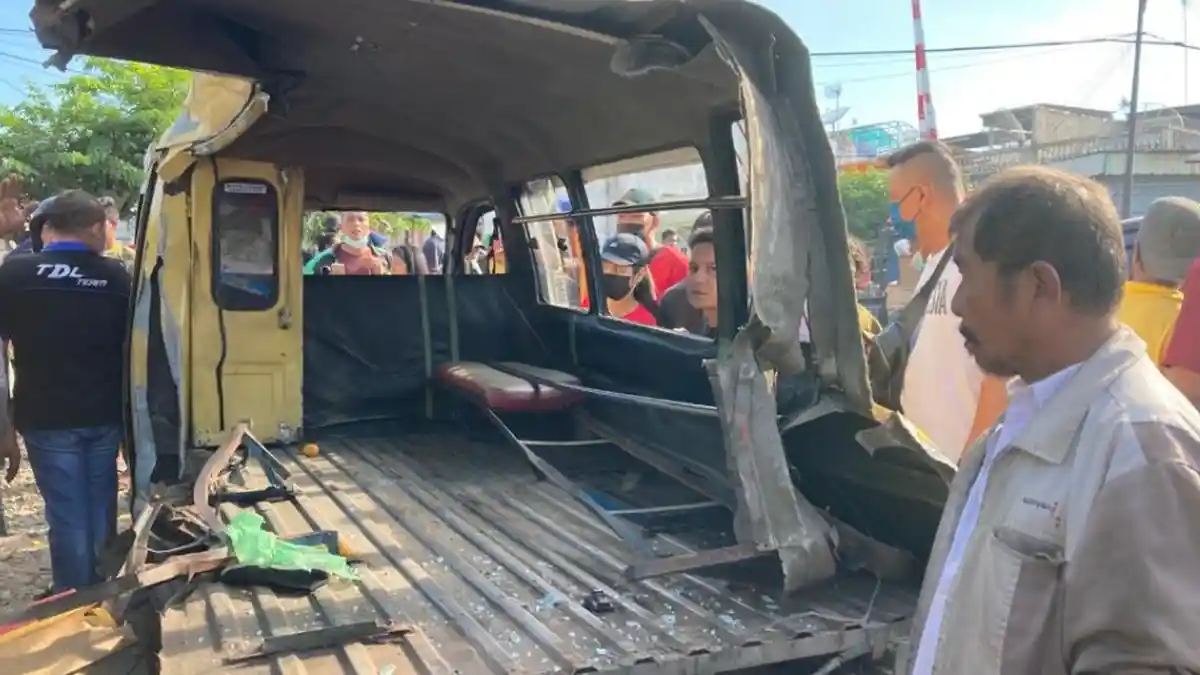 Sopir Angkot 123 yang Tertabrak Kereta Api di Jalan Sekip Disebut Bau Alkohol